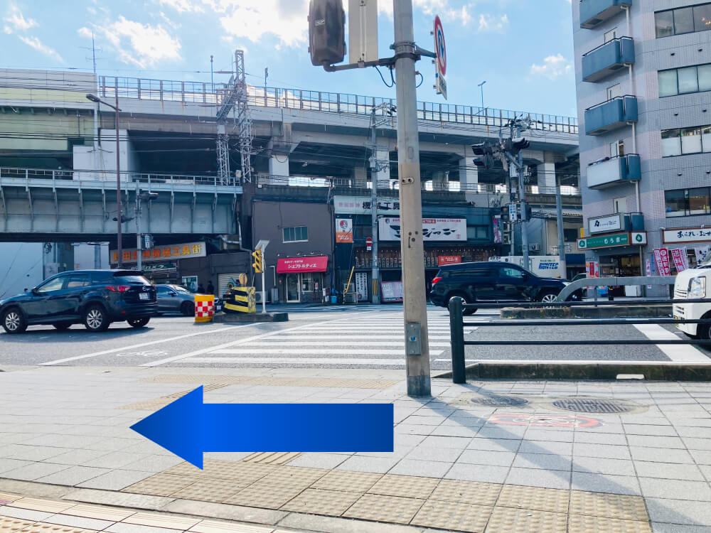 階段を上りきり、左へ進みます。