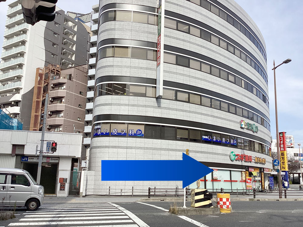 階段を上りきると、すぐ左に入居ビルがあります。ドラッグストアの右側に入居ビル入口があります。