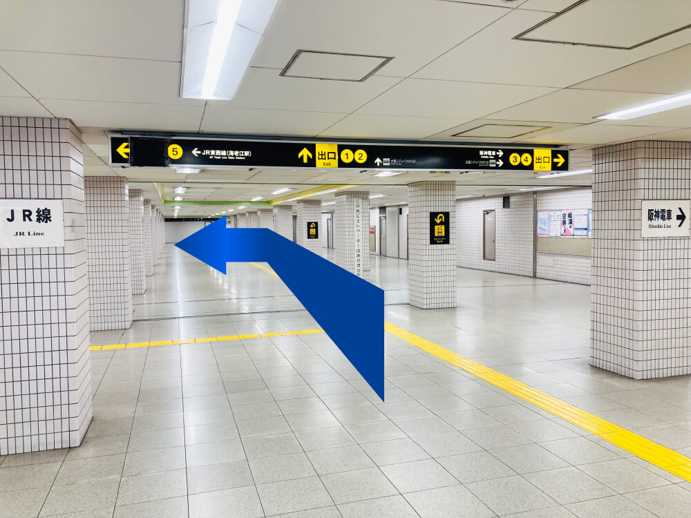 直進し、突き当たりを左へ進みます。