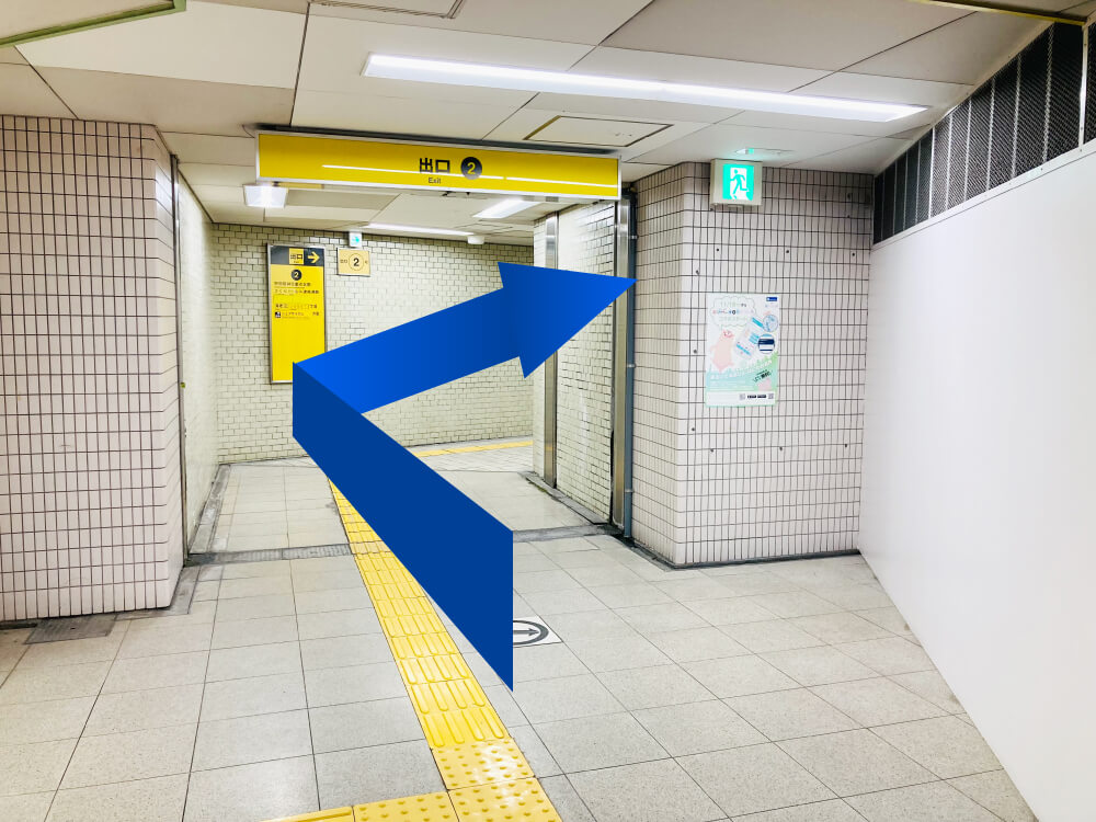 道なりに進み、階段を上ります。