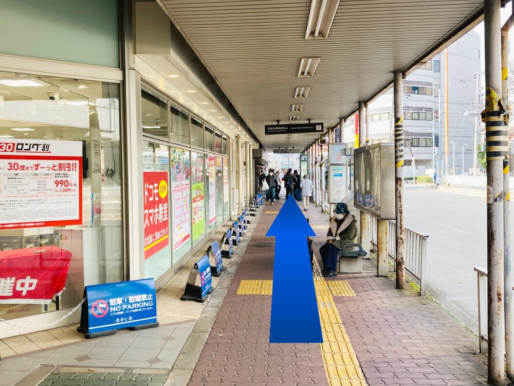 直進します。60メートル程直進すると当院入居ビルが見えます。