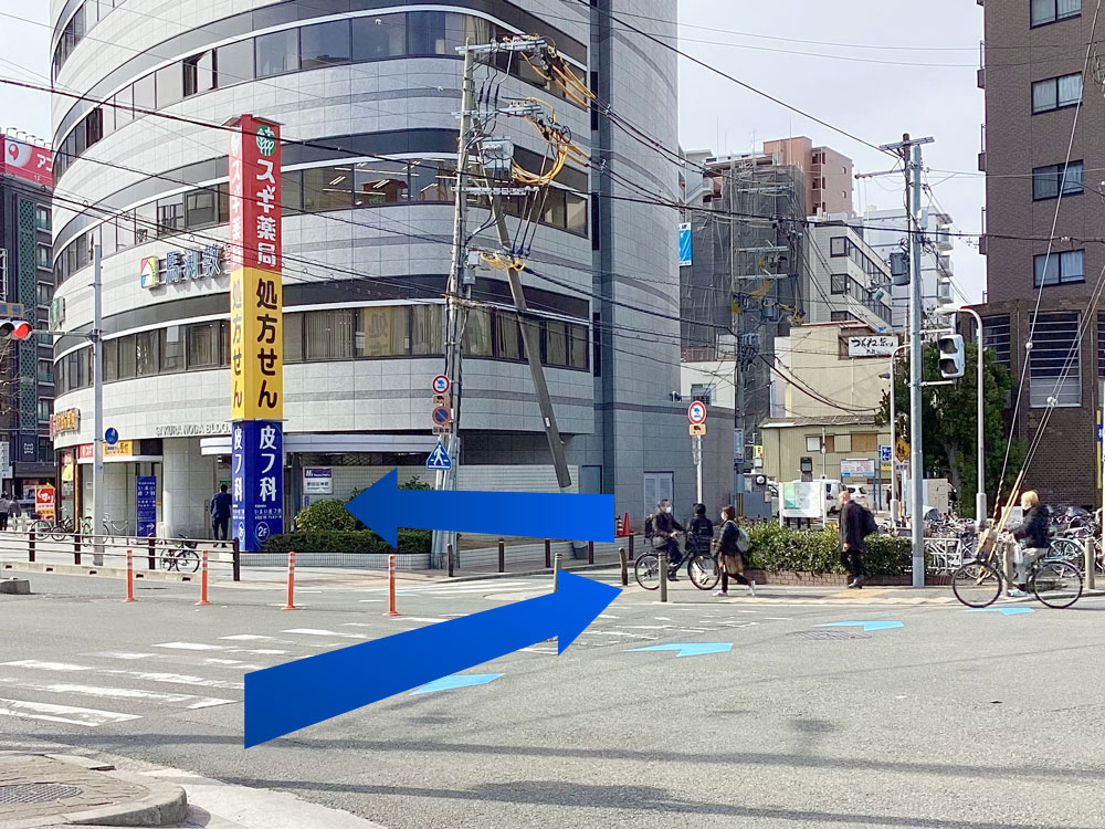 当院入居ビルが見えます。看板が目印です。ビルの方向へ横断歩道を渡ります。